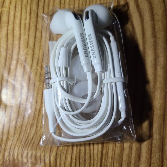 Samsung earphones (NEW) - Picture 1 of 2